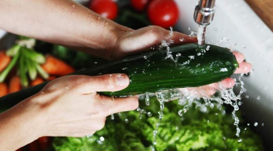 Cómo lavar correctamente las frutas y vegetales para eliminar los pesticidas